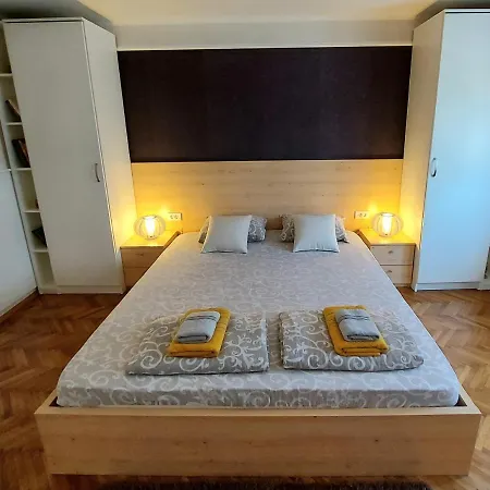 With Garage アパート