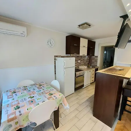 アパート With Garage *