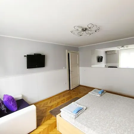 アパート With Garage