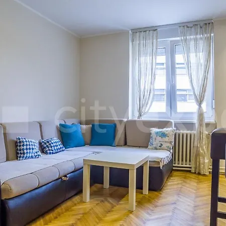 アパート With Garage