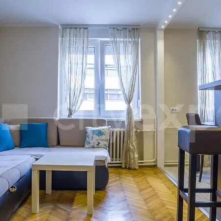 アパート With Garage ノヴィ・サド