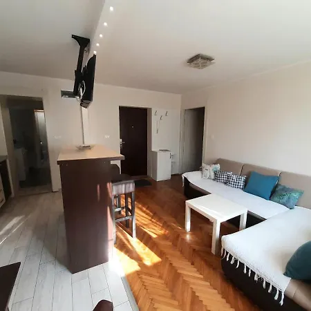 アパート With Garage *